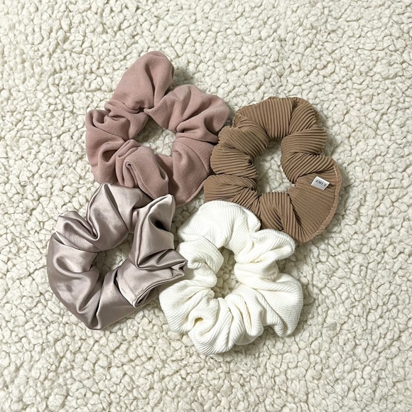 1pc EMLY Scrunchie - Picture 1 of 5